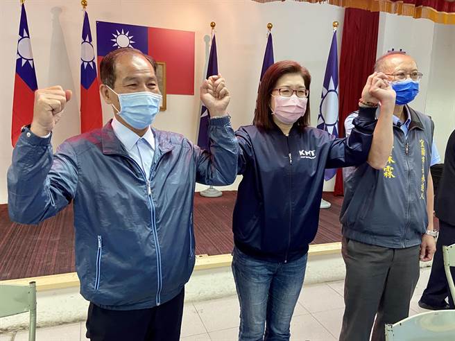 张荣辉（左）、陈美玲（中）及张森霖（右）在国民党宜兰党部现场皆表现极佳风度，一致认为大家团结一致向前行，宜兰市一定赢。（吴佩蓉摄）