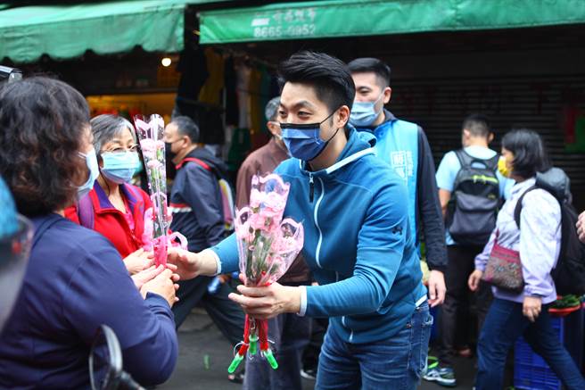 國民黨立委蔣萬安1日前往景美市場發送康乃馨，希望媽媽們都可以有一個愉快的母親節。（張立勳攝）