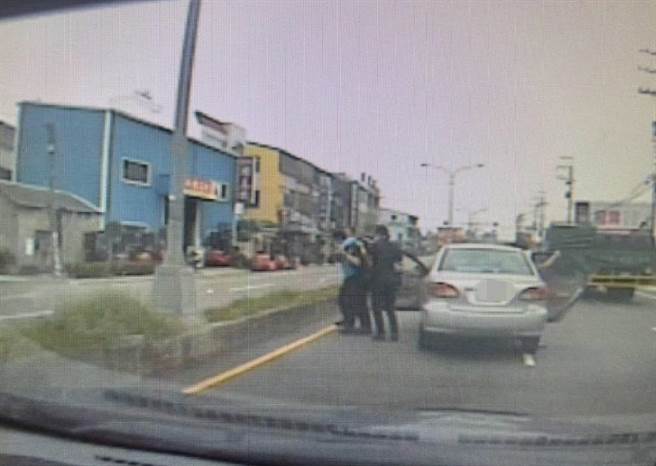 台中市一名男子駕車卻忽然停駛於馬路中間，員警覺得有異上前幫助，立即通知家屬及消防單位協助送醫。（民眾提供／盧金足台中傳真）