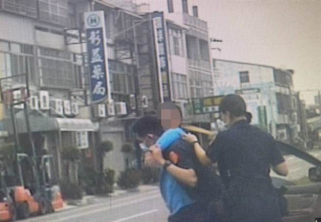 台中市一名男子駕車卻忽然停駛於馬路中間，員警覺得有異上前幫助，立即通知家屬及消防單位協助送醫。（民眾提供／盧金足台中傳真）