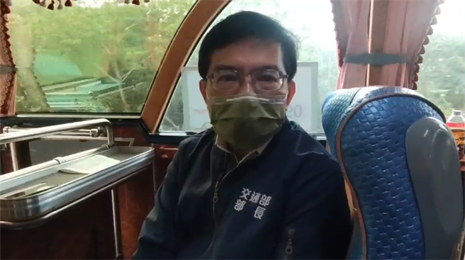 交通部因应今天台铁全面停驶，推出「类火车」交通应变计画，疏运旅客，交通部长王国材今上午上车搭乘类火车客运0952次前往花莲瑞穗站，体验运输状况。（民眾提供／罗亦晽花莲传真）