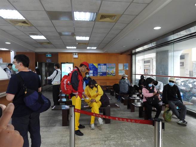 截至今上午，搭乘北花客运的人数较一班假日多出2至3成，不过因客运班次密集，每班车也仅坐满2至3成。（罗亦晽摄）