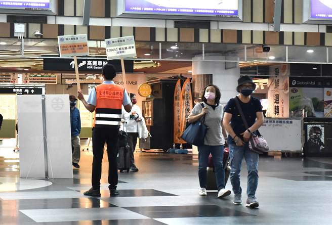 公路局人員安排人員在新左營站舉牌，並帶領民眾搭乘類火車。（林瑞益攝）