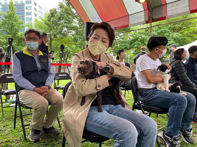 台北市副市长黄珊珊今出席信义广场狗活动区启用记者会。（北市府提供）