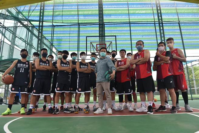 上午舉行「集集鎮風雨球場試運轉啟用暨籃球邀請賽」活動，南投高中男籃開打、場面熱鬧。（集集鎮公所提供／張妍溱南投傳真）