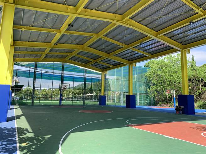 集集鎮首座風雨球場啟用，中央與地方合作斥資700萬元，打造半戶外球場，太陽能板設計提供球場夜間照明使用。（集集鎮公所提供／張妍溱南投傳真）