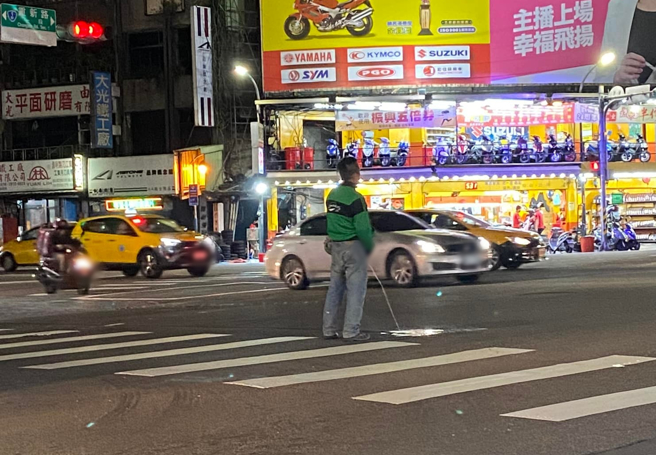 一名男子4月30日晚間在三重派出所前的斑馬線上便溺，被民眾目擊。（翻攝自臉書社團《爆料公社二社》）