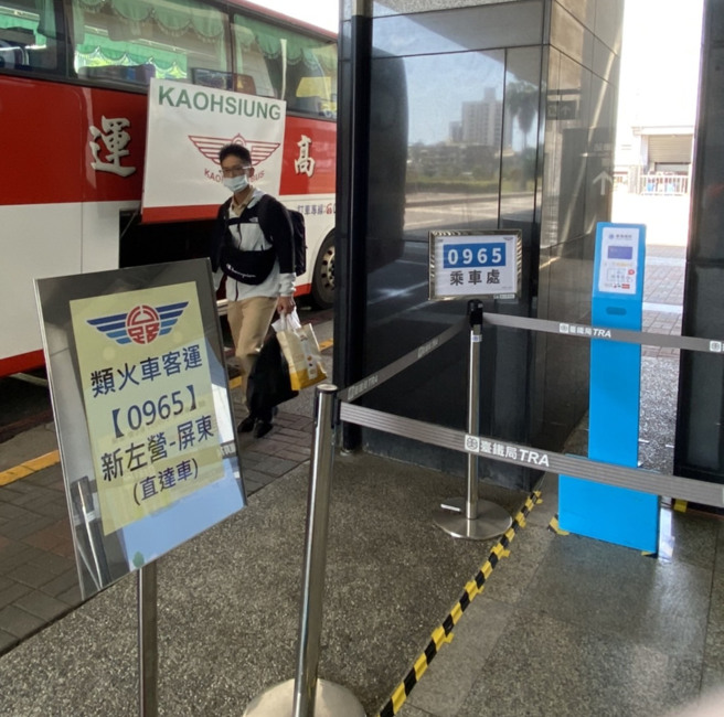 高雄出动逾百人协助乘客转乘「类火车」临时客运路线。（高雄区监理所提供、中央社）