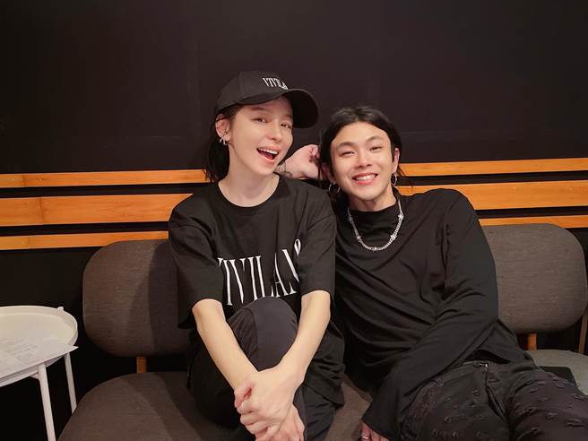 徐若瑄（左）16年后再度推出男女合唱歌曲。（索尼音乐提供）
