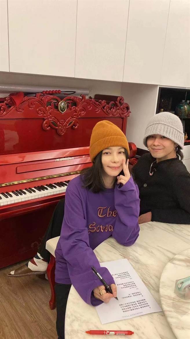 徐若瑄（左）16年后再度推出男女合唱歌曲。（索尼音乐提供）