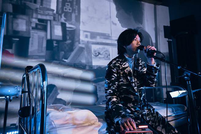 莫子儀於《夢遊的人》音樂劇場擔任文本及演出。（有享娛樂提供）