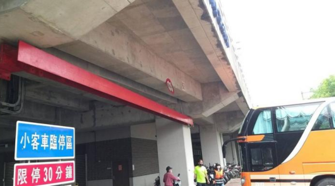 支援接駁的客運，疑似不熟悉路況，撞上限高桿。（翻攝PTT）