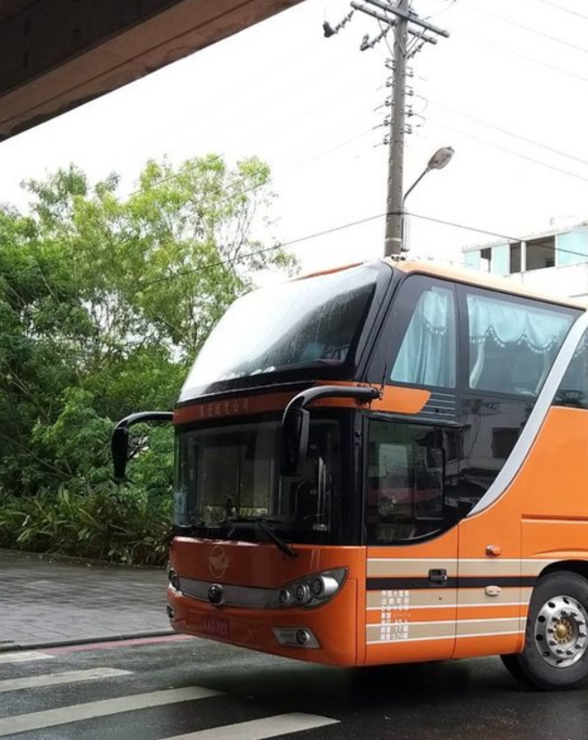 交通部協調客運負責台鐵車站接駁，卻發生事故。（翻攝PTT）