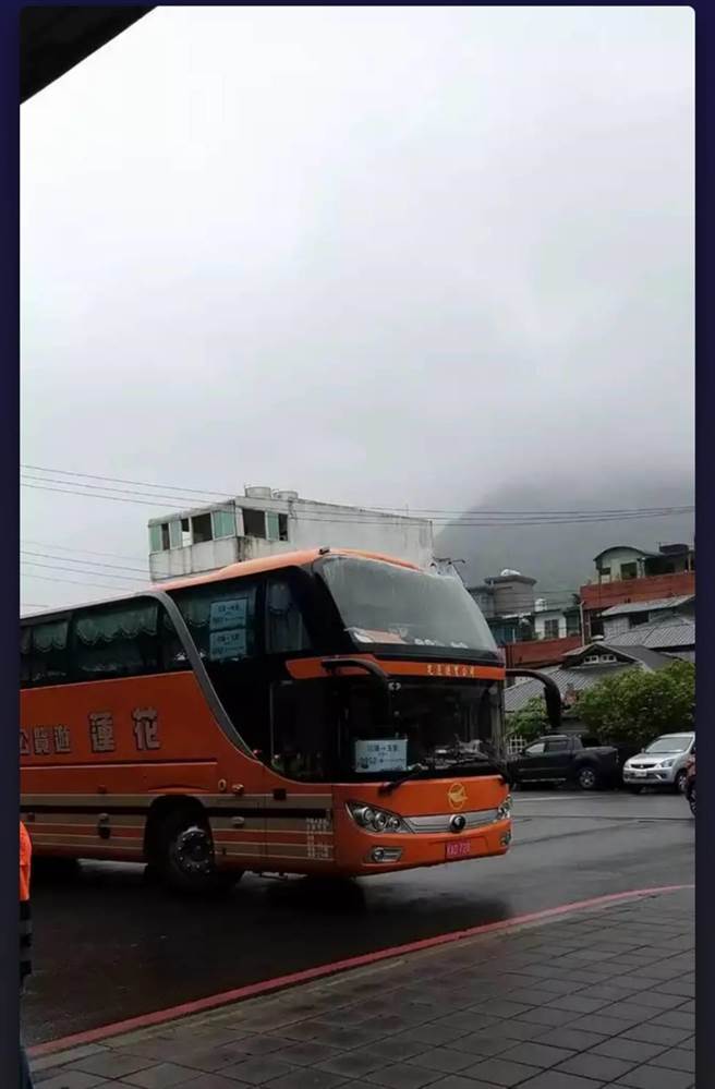 有网友拍到花莲寿丰类火车撞到限高杆车头微微凹陷(简立欣翻摄)