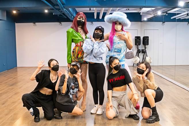 陳芳語（中）排舞遇到2位皇后踢館。（Asia Pride Games 2022 臺北亞洲同志運動會提供）
