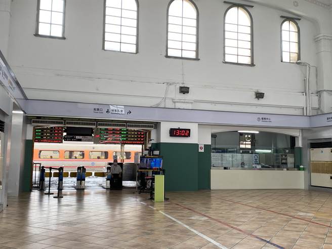 台铁嘉义车站今天上午空荡荡，仅零星民眾询问转乘资讯。（张亦惠摄）