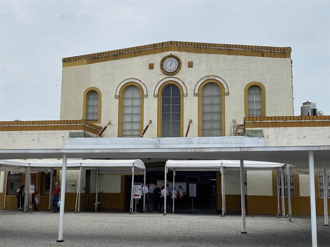 台铁嘉义车站今天上午空荡荡，仅零星民眾询问转乘资讯。（张亦惠摄）