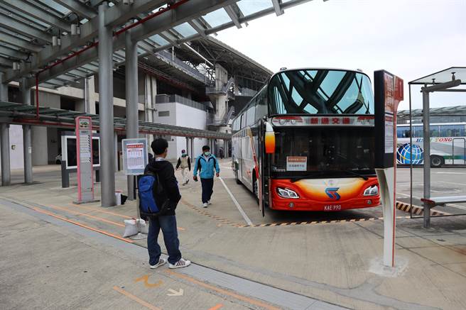 高铁新竹站启动接驳车往来台铁新竹站，未见爆量人潮。（邱立雅摄）