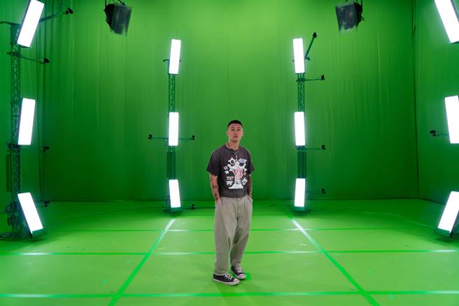 「丧尸大军首脑」余文乐进摄影棚拍摄，准备和观眾一起登入派对。（HTC VIVE ORIGINALS提供）