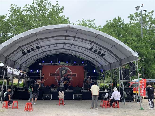 虎头埤音乐节进入第2天，中午时人潮尚未聚集，舞台前只见零星观眾。（台南市观旅局提供／程炳璋台南传真）