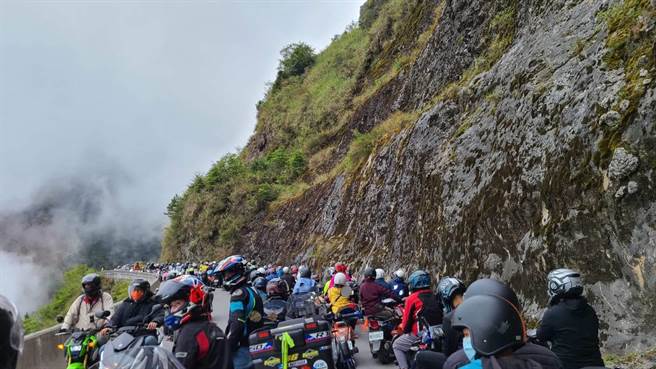 南横公路復通首日，大批重机一度挤在南横东向35.8公里大关山隧道前。（蒋青桦提供／林瑞益高雄传真）