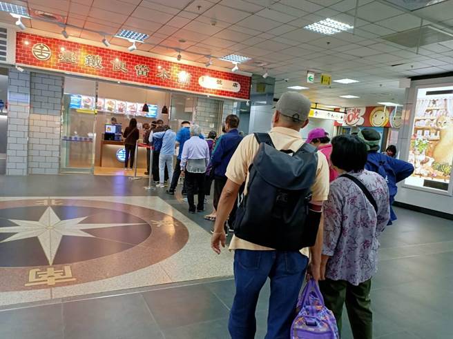 台铁便当无惧五一劳动节台铁停驶仍旧热卖(简立欣摄)