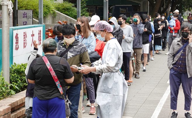 确诊者自主回报疫调系统今上线。图为採检民眾。（姚志平摄）