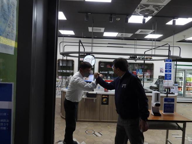 交通部長王國材（右）今下午抵達花蓮站，對今天出勤的台鐵與公路總局員工致上謝意。（羅亦晽攝） 