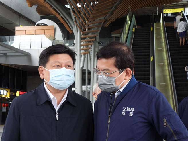 立法委員傅崐萁（左）與交通部長王國材（右）今下午視察花蓮站疏運狀況，呼籲行政院能授權交通部與工會達成協議，讓停駛的事件盡快落幕。 （羅亦晽攝） 
