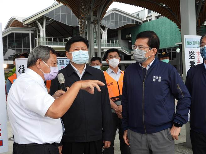 立法委員傅崐萁（中）與交通部長王國材（右）今下午視察花蓮站疏運狀況，一起聽花蓮運務段長吳金添（左）講解今天花蓮站整體的疏運狀況。（羅亦晽攝）