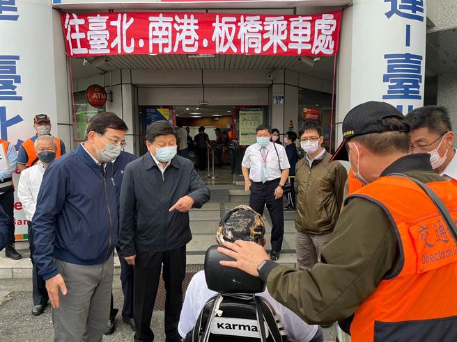 交通部長王國材(左一)與立法委員傅崐萁(左二)視察花蓮車站。(交通部提供)