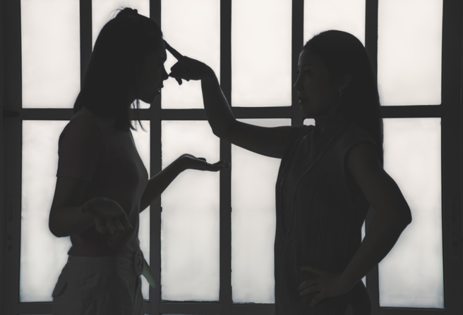 屏东一名林姓女子为了办父亲的丧礼，自父亲的农会帐户领出3万7千元，却引起母亲与胞姊妹的不满，挨告偽造文书。 （示意图／Shutterstock）