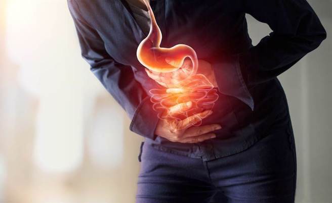 长期忽视胃部不适，恐导致严重后果。（示意图／Shutterstock）