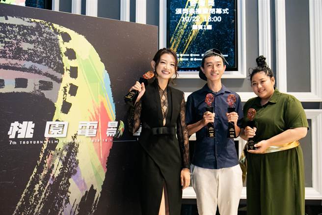 2020年的台湾奖得主为最佳演员奖吴奕蓉（左起）、最佳影片奖《主管再见》导演林亚佑、未来之星奖蔡嘉茵。（桃园电影节提供）
