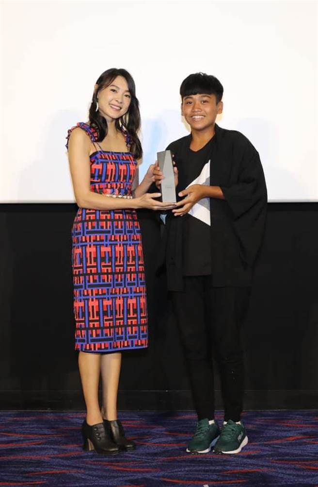 2019年最佳演员及未来之星奖双料得主为《只有大海知道》的锺家骏（右），左为颁奖人曾佩瑜。（桃园电影节提供）