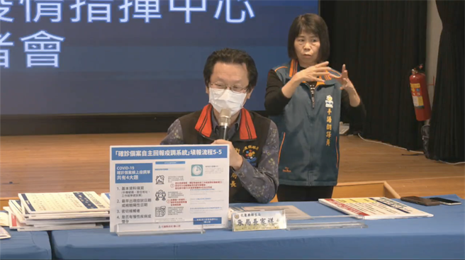 花莲县卫生局长説明县内社区筛检站的状况。（罗亦晽翻摄）