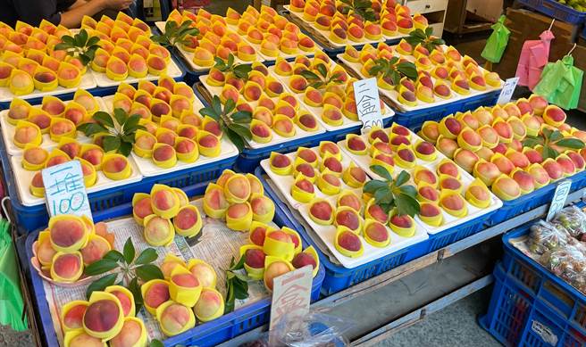 拉拉山五月桃出货备受考验农会与物流业订契约宅配。（吕筱蝉摄）