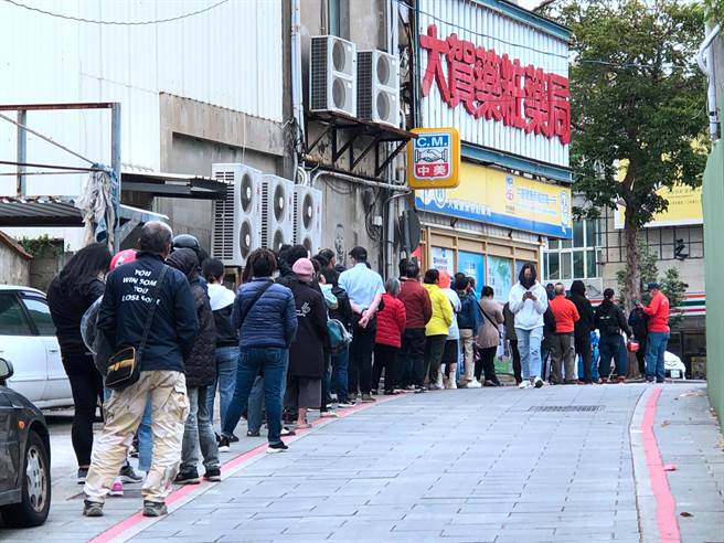 县府提醒，中央宣布因快筛剂全台缺货，明（2）日地区实联制贩售点将停卖1天，请乡亲注意以免白跑一趟。 图为今日中午贩售据点出现排队人潮情形。（李金生摄）