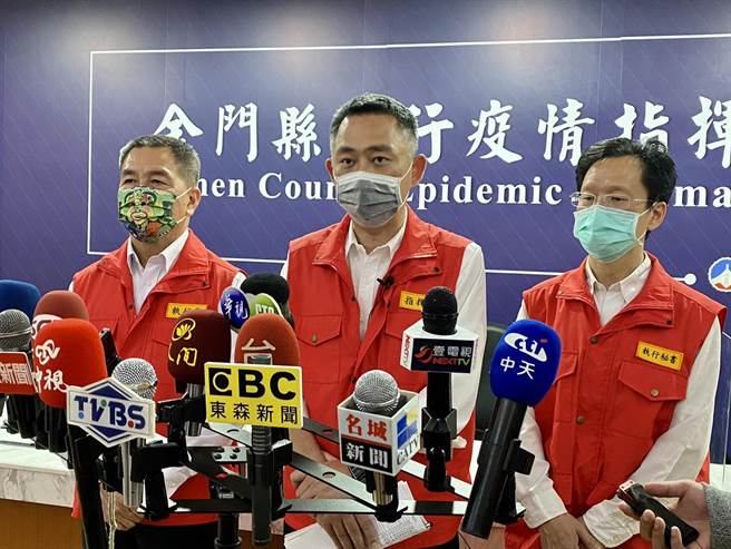 金门今天新增新冠确诊11例，杨镇浯县长直播说明最新疫情状况。（县府提供）