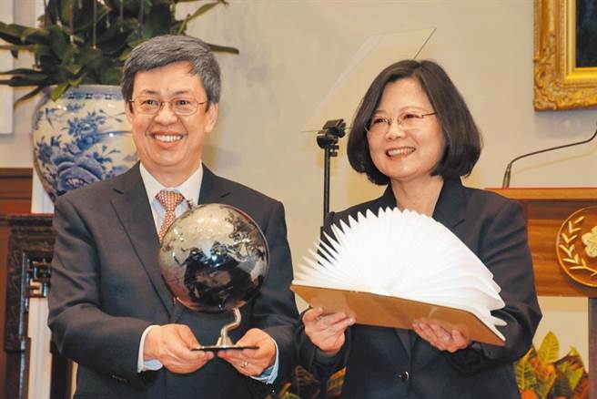 前副總統陳建仁（左）擔任「小英之友會榮譽總會長」，低調的「大仁哥」，卸任後更活躍。（總統府聯誼會提供）