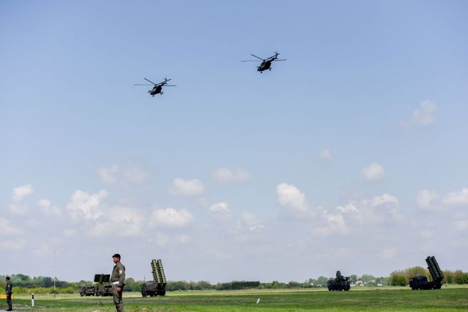 塞尔维亚展示新获得的中国制防空导弹，同时也将法国制造的导弹与欧洲直升机、中国的武装无人机和以及俄罗斯的米格-29战斗机全部摆出来亮相，表明其在欧、俄、中等3方间将保持平衡外交政策。（图／路透）