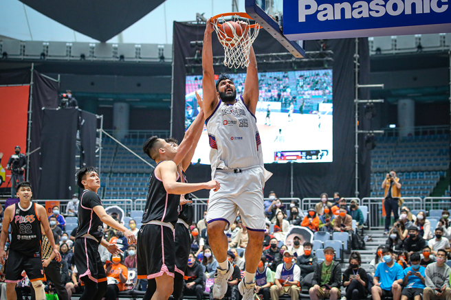 辛巴双手暴扣篮框。（PLG提供）