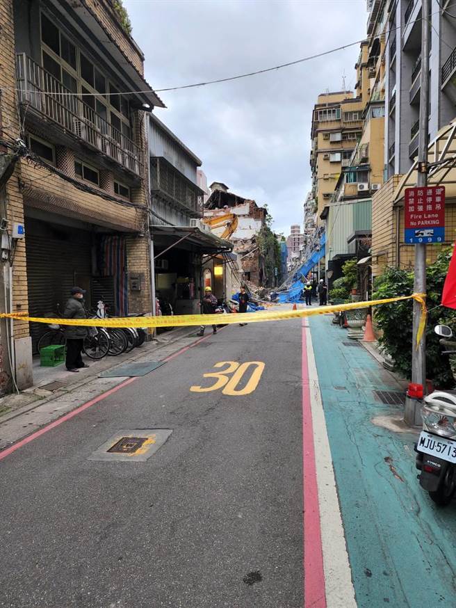 歸綏街鷹架坍塌，警方到場進行交通管制。（民眾提供）