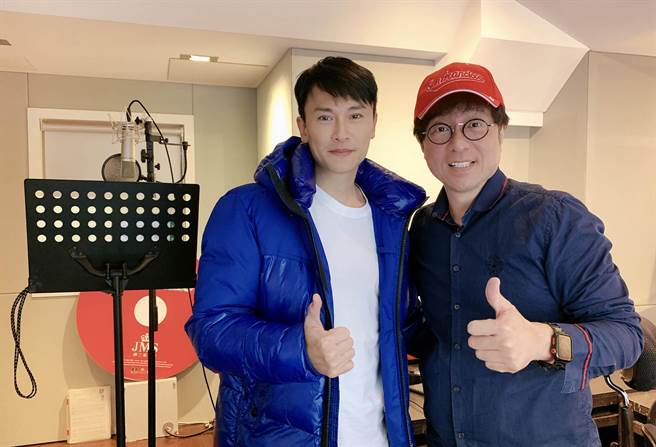 王振復（左）与蒋三省。（JMS蒋三省音乐提供）