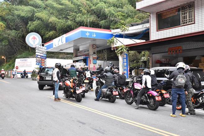 许多民眾在梅兰加油站排队等候加油。（林瑞益摄）

