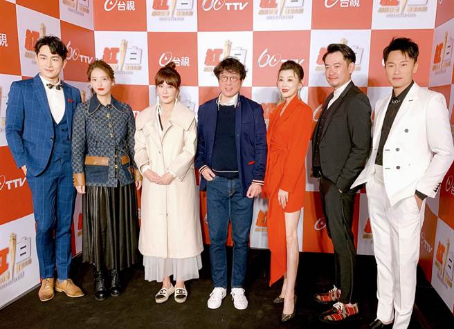 蒋三省（中）邀眾演员齐聚演唱。（JMS蒋三省音乐提供）