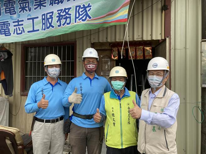 台南市勞工局做工行善團電氣工會志工蘇竣明（左一）今日帶著25歲的兒子蘇揚智（左二），一起到關廟區修繕案家當志工。（台南市政府勞工局提供／張毓翎台南傳真）