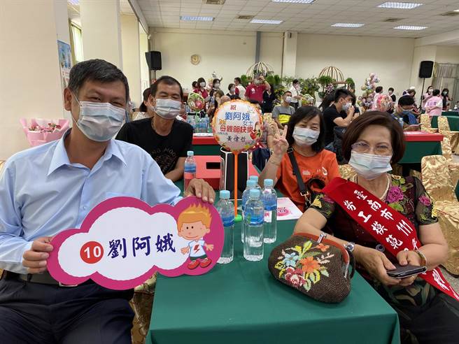 台南市勞工局做工行善團電氣工會志工蘇竣明（左）今年獲得全國模範勞工，他的母親劉阿娥（右）也獲台南市模範勞工的母親。（台南市政府勞工局提供／張毓翎台南傳真）