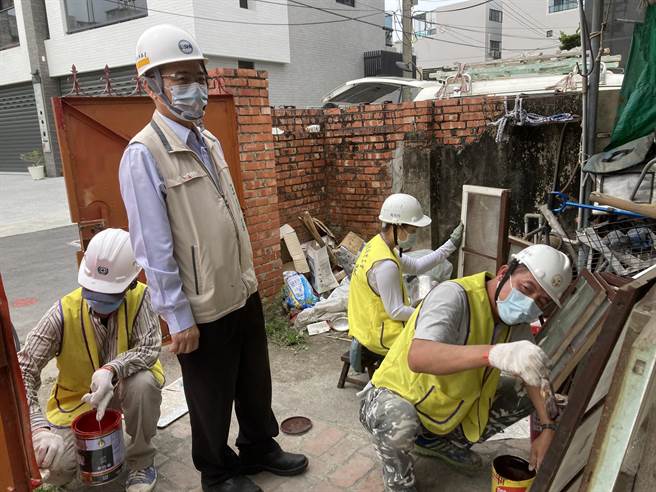 台南市勞工局做工行善團行「繕」不分節慶日，在屬於自己的日子「51勞動節」，繼續賣力為弱勢族群修屋。（台南市政府勞工局提供／張毓翎台南傳真）