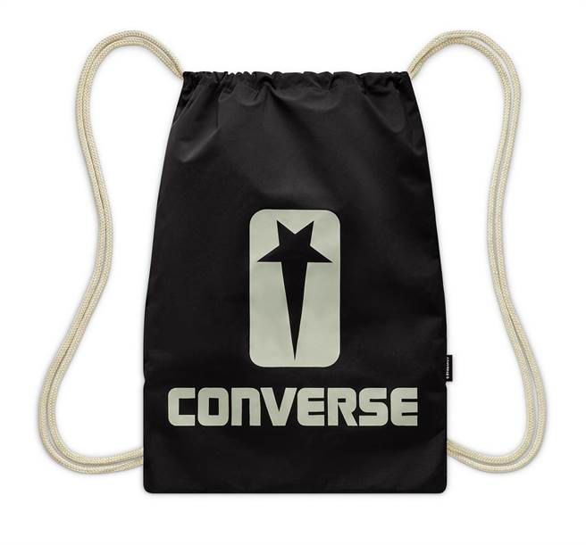 TURBOWPN聯名系列還搭配了黑白配色抽繩背包，設計上帶有Converse和Rick Owens品牌的標誌細節，售價1580元。（Converse提供）